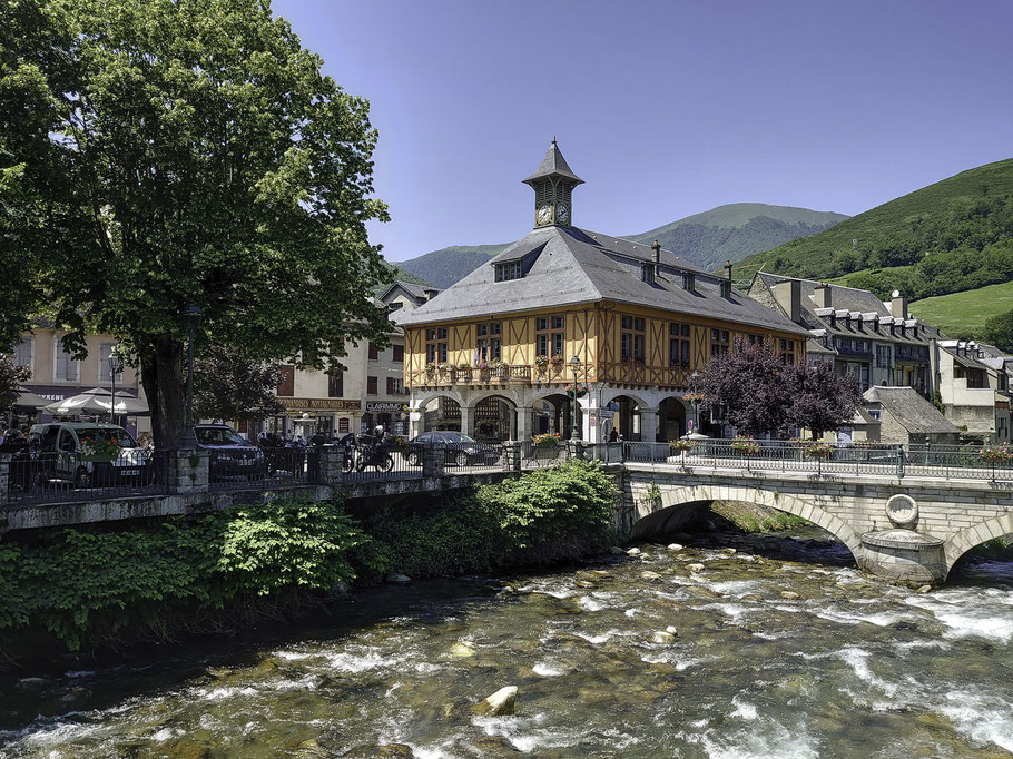 Bild: Blick auf das historische Markgebäude und gleichzeitig der Mairie von Arreau in den Hautes-Pyrénées