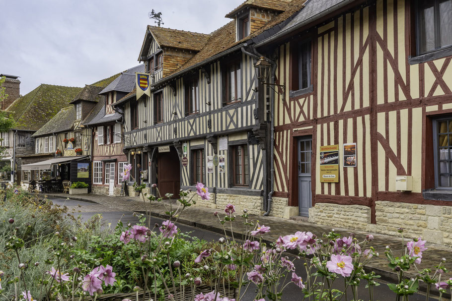 Bild: Fachwerkhäuser in Beuvron-en-Auge, Normandie