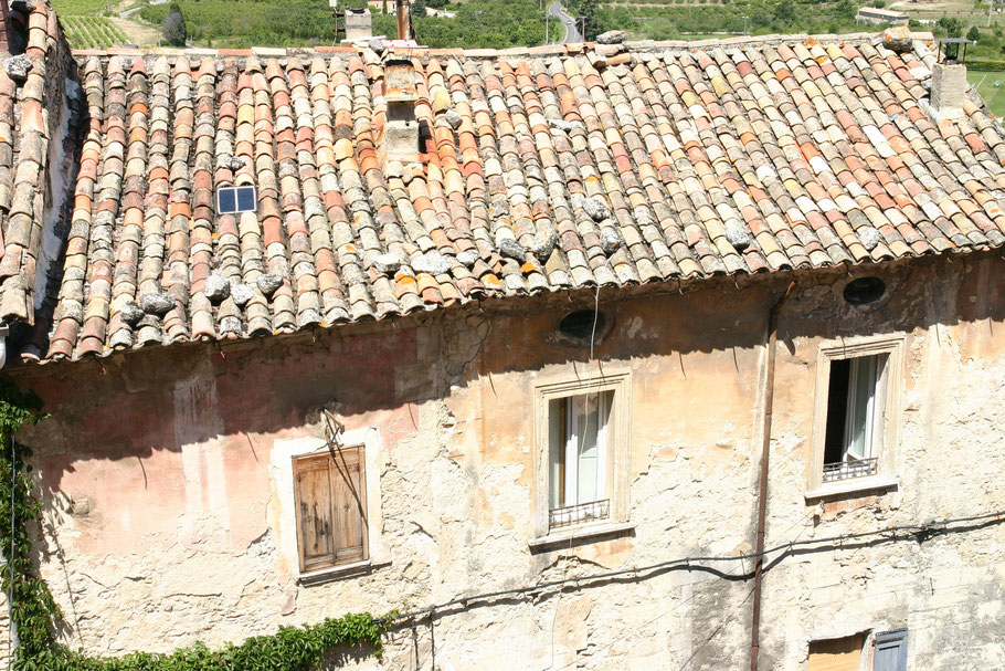 Bild: altes Haus in der Provence mit Röhrendachziegel, Provence