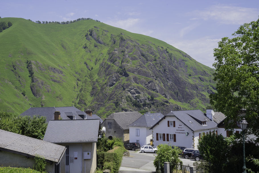 Bild: Schwarzer Granitfels in Larrau und grüne Almen als Kontrast, Pyrenäen, Frankreich