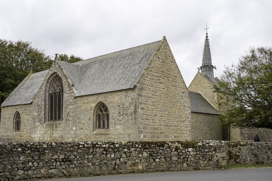 Bild: Blick auf die Chapelle Saint-Gonéry mit ihrem schiefen Turm in Plougrescant, Bretagne