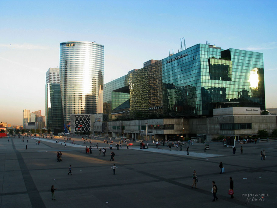 Bild: Auf der Esplanade de la Défense in Paris