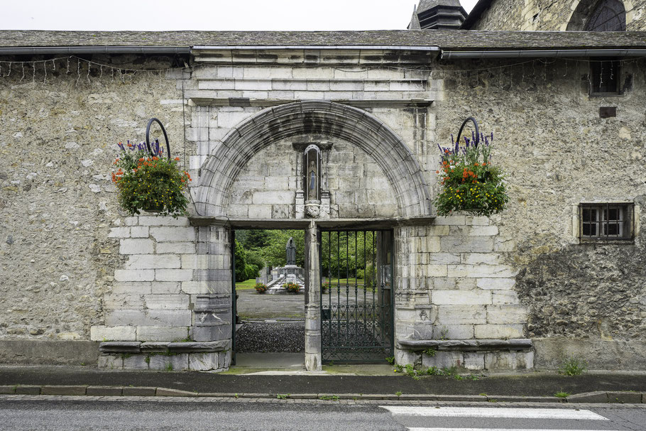 Bild: Eingang zum Vorhof der Kirche Église Saint-Jean-Baptiste in Capan