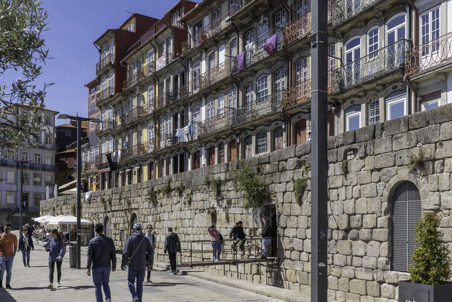 Bild: Häuser an den Cais da Ribeira in Porto