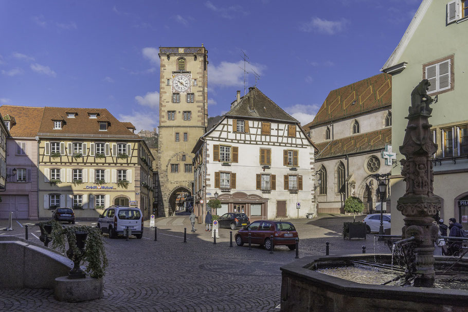 Bild: Place de la Mairie mit Tour des Bouchers und rechts die ehemalige Klosterkirche Église du Couvert in Ribeauvillé im Elsass, Frankreich