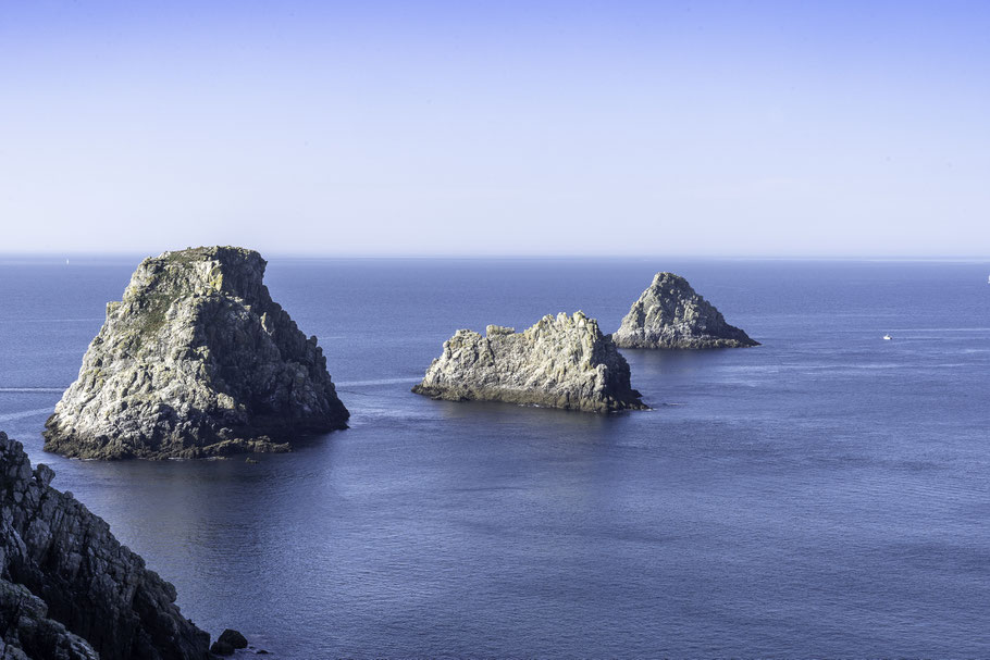 Bild: die drei  vorgelagerten Felsen "Les Tas de Pois" am Pointe de Pin Hir