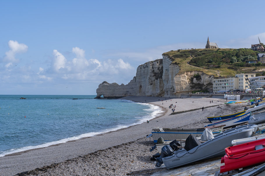 Bild: Étretat mit Blick auf die Falaise d´Amont mit der Chapelle Notre-Dame-de-la-Garde 