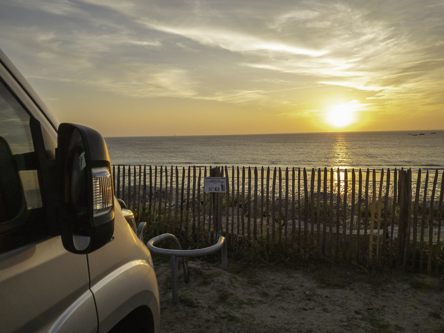 Bild: Wohnmobilreise in der Normandie, hier Sonnenuntergang auf dem Stellplatz in Gouville-sur-Mer