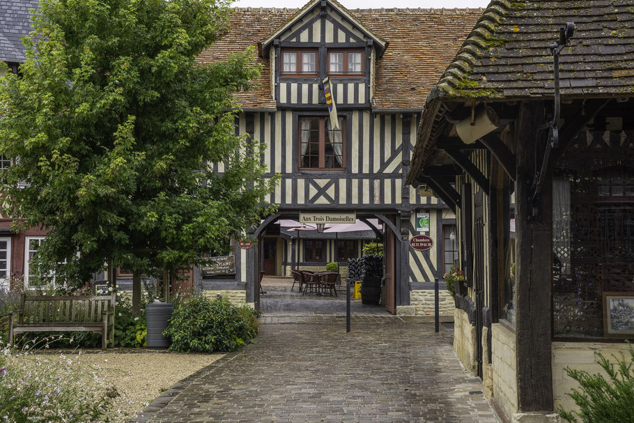 Bild: Am Marktplatz von Beuvron-en-Auge in der Normandie