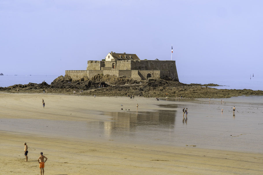 Bild: Fort National in Saint-Malo, das man bei Ebbe zu Fuß erreichen kann