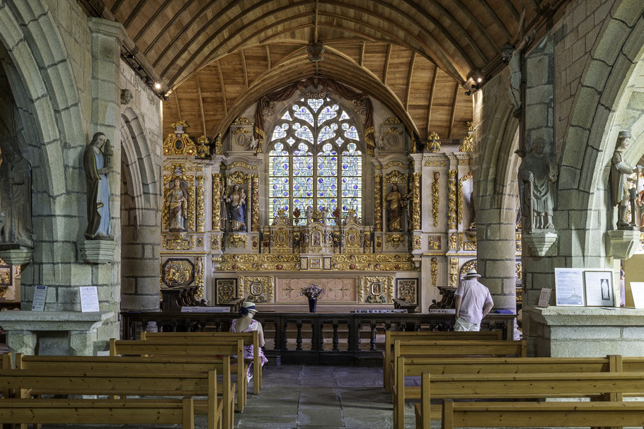 Bild: Blick in das Innere der Chapelle Sainte-Marie-du-Ménes-Hom in Plomodiern, Bretagne