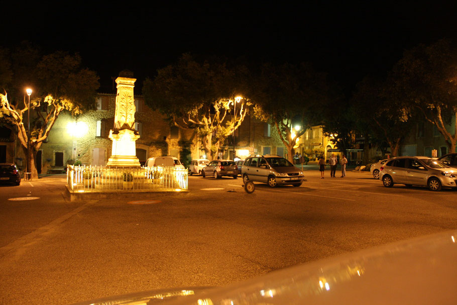 Bild: Der Dorfplatz am Abend in Goult