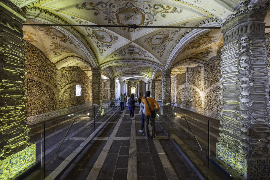 Bild: Capela dos Ossos in Évora