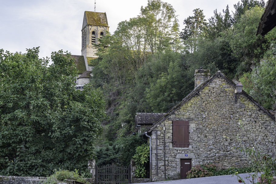 Bild: Blick von der Brücke in Saint-Céneri-le-Gérei zur Kirche