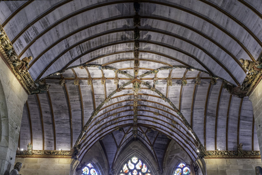 Bild: getäfeltes Gewölbe in der Kirche Saint-Germain in Pleyben