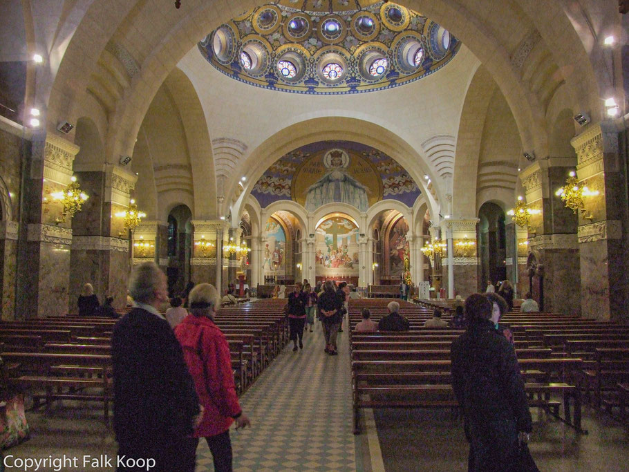 Bild: Im Innern der Rosenkranzbasilika in Lourdes