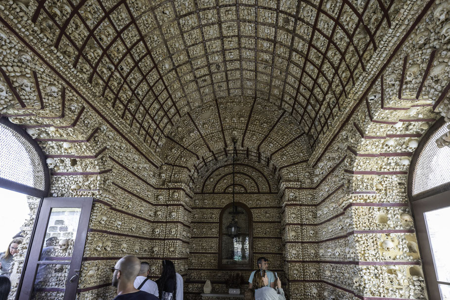 Bild: Knochenkapelle "Capela dos Ossos" bei der Igreja do Carmo in Faro