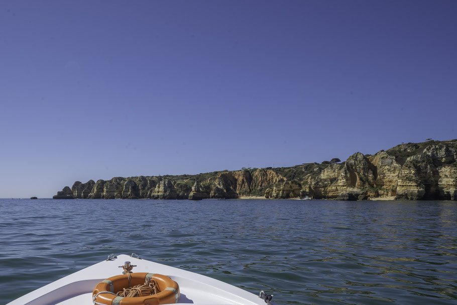 Bild: Bootstour zu der Felsenküste bei Lagos an der Algarve  