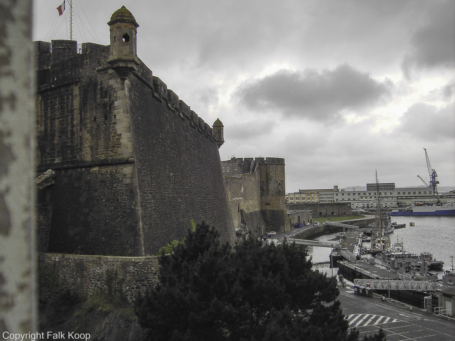 Bild: Château de Brest über der Mündung der Penfeld und dem Marinehafen in Brest, Bretagne