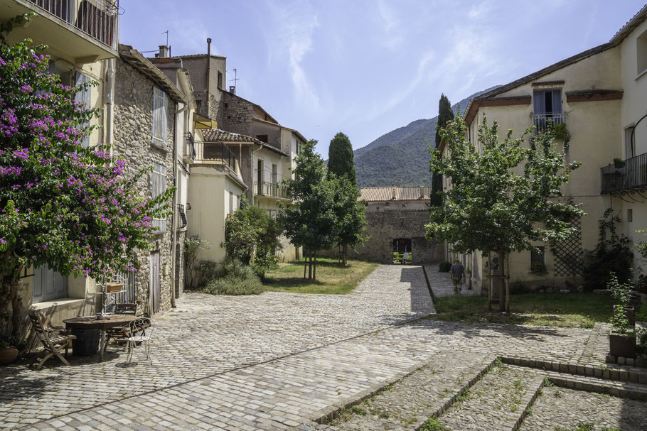 Bild: Platz an der Rückseite der Abbaye Sainte Marie in Arles-sur-Tech 