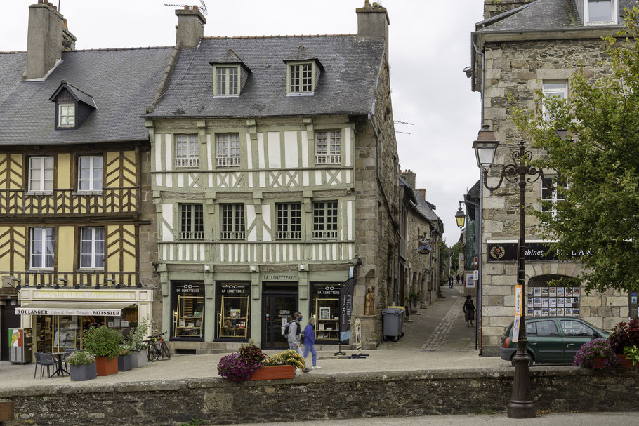 Bild: Häuser am Place du Martray in Tréguier in der Bretagne 