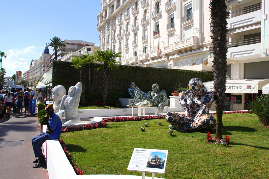 Bild: Kunst vor den Hotels in Cannes