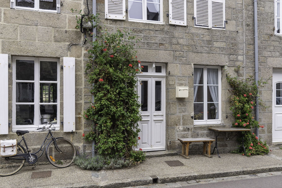 Bild: Ein schöner Blumenschmuck am Granithaus in Barfleur