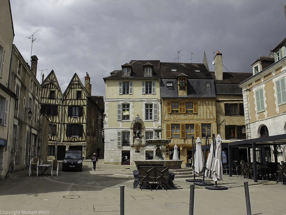 Bild: Auxerre in der Altstadt, Place Saint-Nicolas 