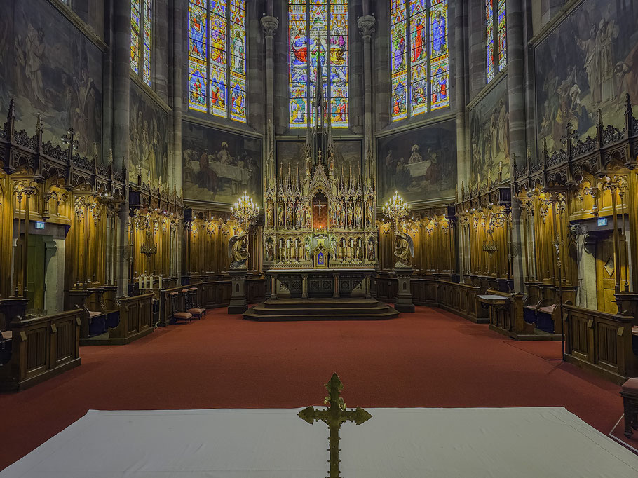 Bild: Der Chor mit Gestühl und Hauptaltar der Église Saints-Pierre et Paul in Obernai