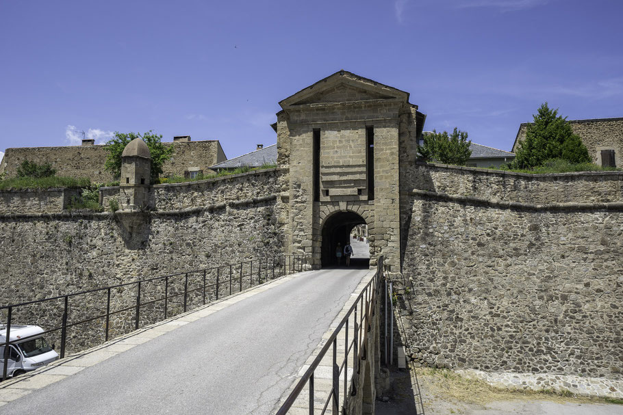 Bild: Stadtmauer mit Stadttor zum Eingang in die Festungsstadt Mont-Louis in den Pyrenäen