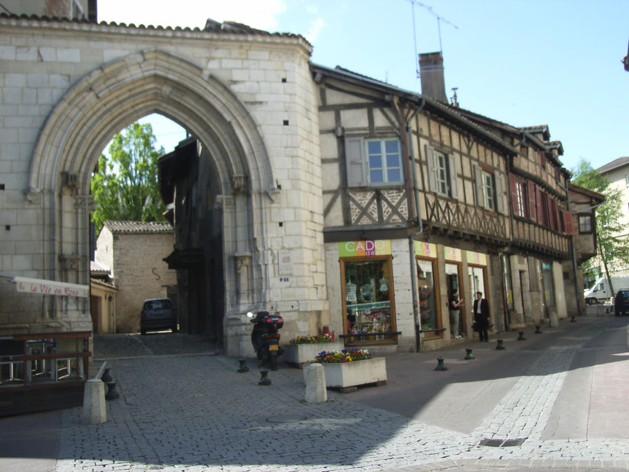 Bild: Das Jacobinertor (Porte des Jacobins) 1497 erbaut, einst der Eingang zum Dominikanerkloster, welches zur Zeit der französischen Revolution zerstört wurde, in Bourg-en-Bresse, Frankreich