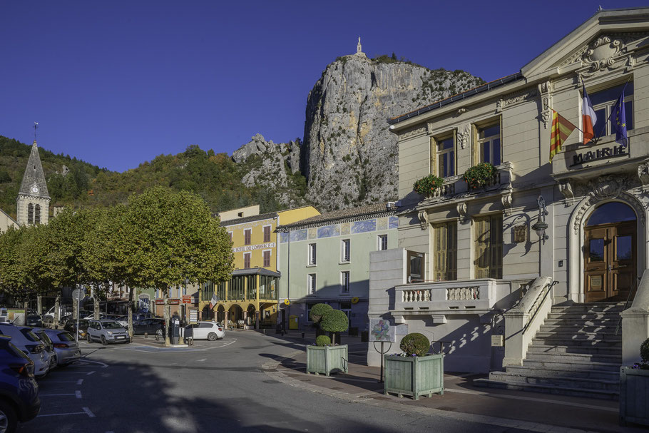 Bild: Castellane mit dem Roc und rechts das Rathaus am Place Marcel Sauvaire