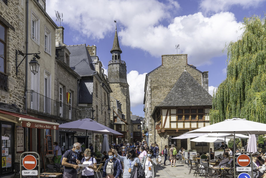 Bild: Dinan in der Bretagne, hier in der Rue de l´Horloge 