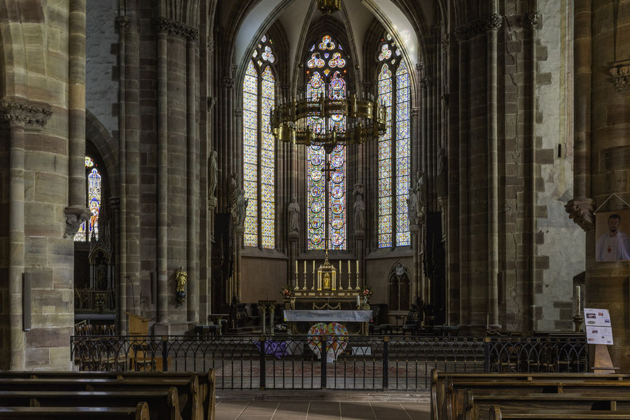 Bild: Blick zum Chor und Hauptaltar der Église Saint-Pierre-et-Saint-Paul in Wissembourg im Elsass, Frankreich