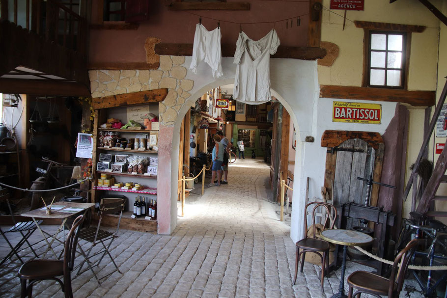 Bild: Musee "La Rue du temps qui passe....."in Allas-les-Mines, Dordogne