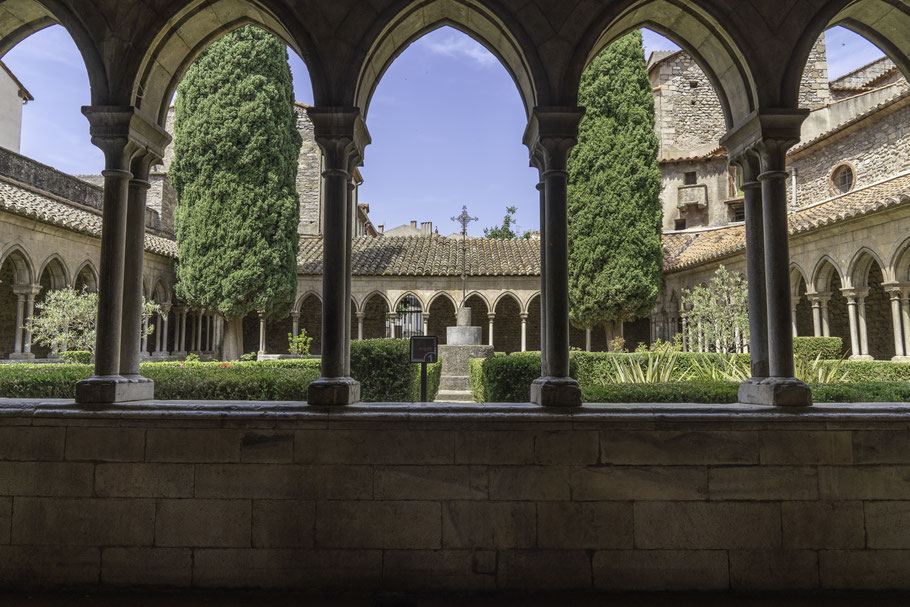 Bild: Der Kreuzgang mit "La Creu del Gra" in der Abbaye Sainte Marie in Arles-sur-Tech