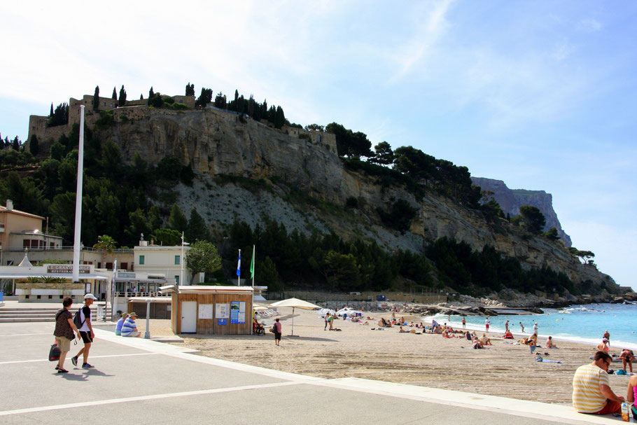 Bild: Strand direkt in dem Dorf Cassis mit mittelalterlicher Festung und Cap Canaille