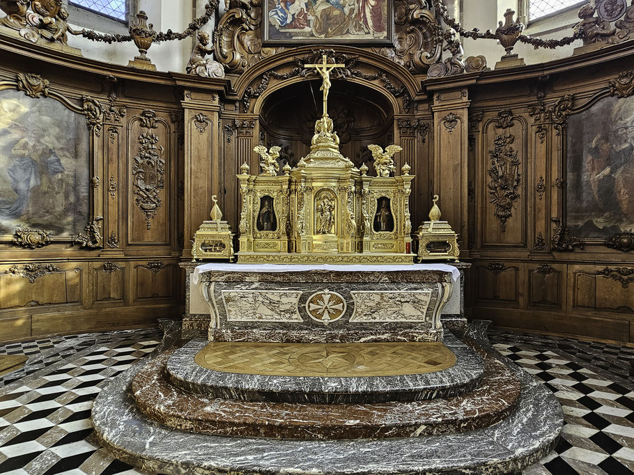 Bild: der Altar mit Reliquien der Abteikirche Saint-Étienne in Marmoutier