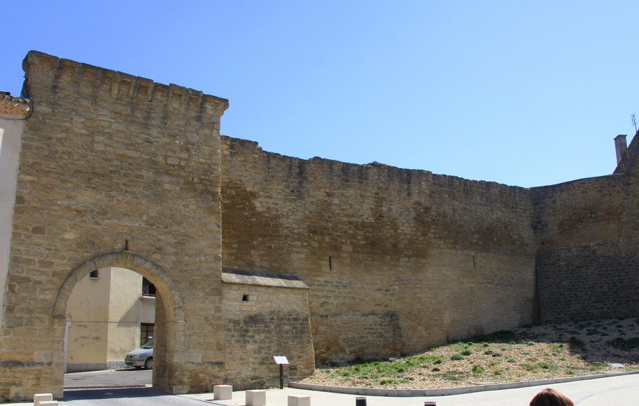 Bild: Stadtmauer und Eingang an der Porte Aurouze in das Örtchen Courthézon im Département Vaucluse