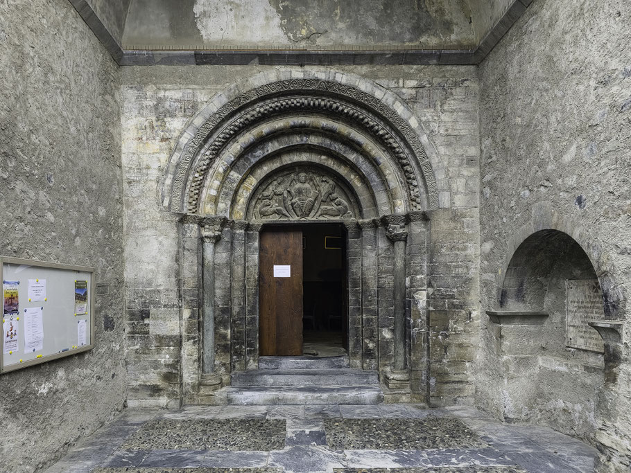 Bild: Das Portal der Église Saint-André in Luz-Saint-Sauveur
