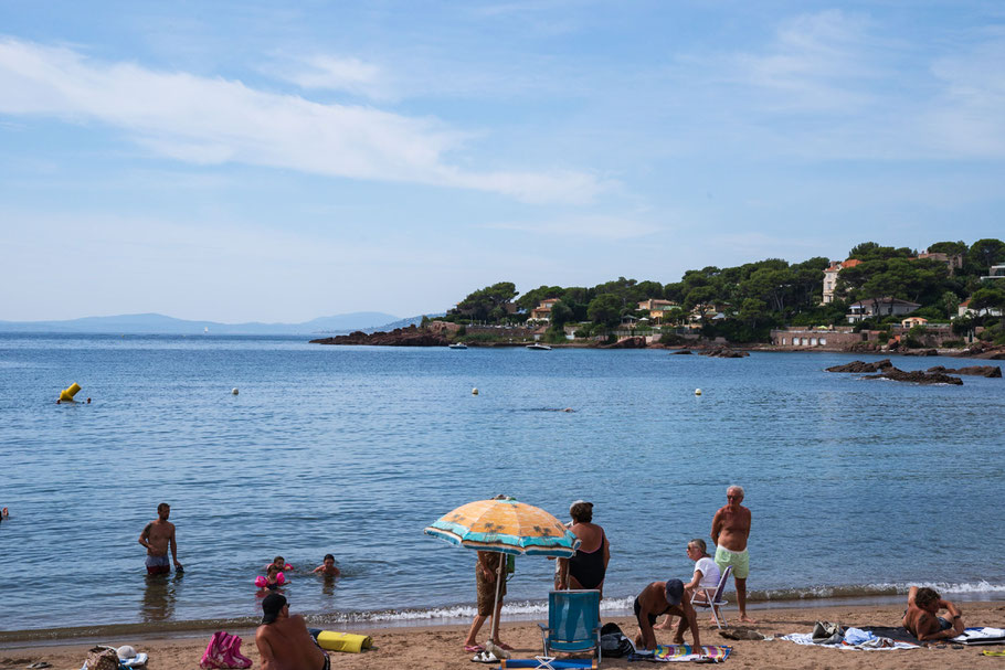 Bild: Ausserhalb Saint-Raphael am sandigen Strand der Beach de la Péguière, Massif de l`Estérel