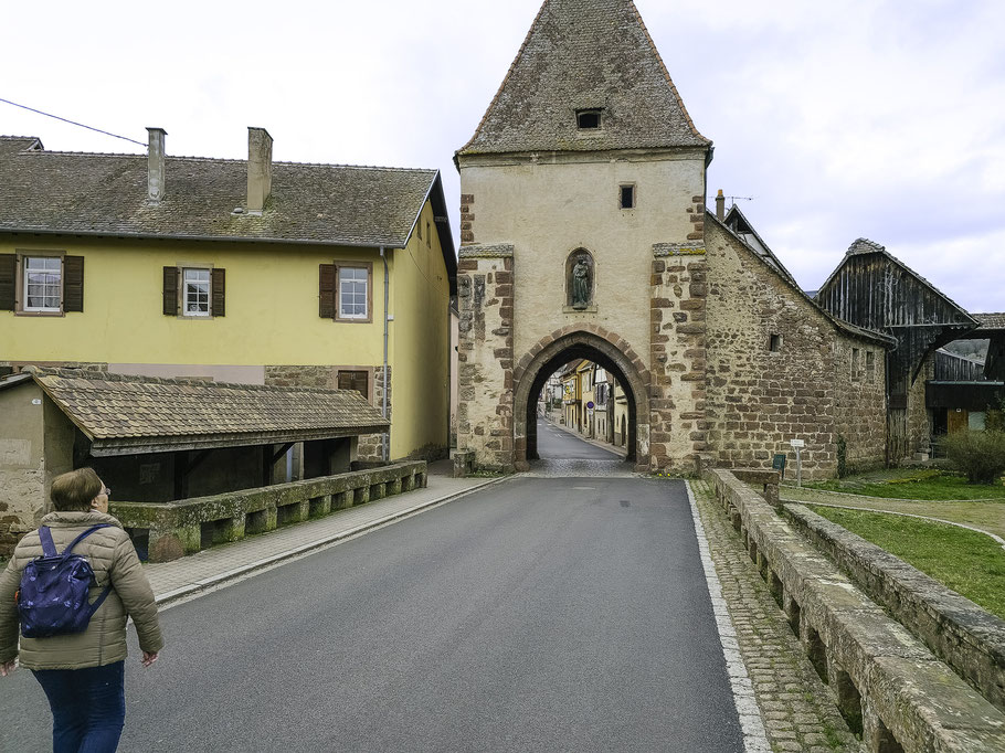 Bild: Auf dem Weg durch das alte Stadttor in den schönen mittelalterlichen Ort Bœrsch