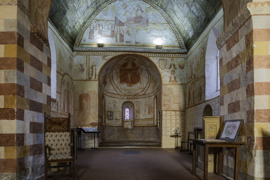 Bild: Beeindruckend das Innere der Dorfkirche in Saint-Céneri-le-Gérei mit den Fresken - hier ab dem Querschiff zum Chor