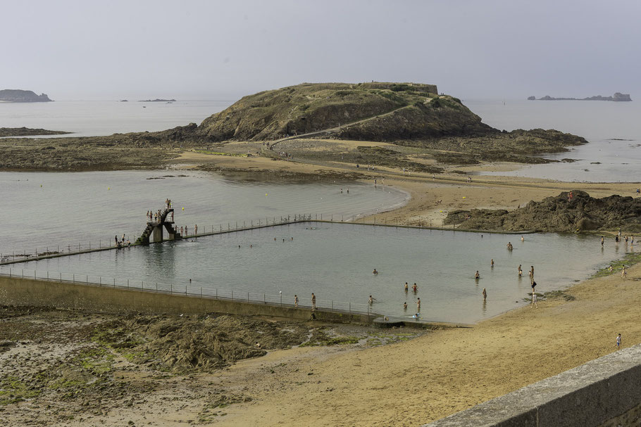 Bild: Ile du Grande Bé mit Meerwasserschwimmbad an der Plage du Mole in Saint-Malo