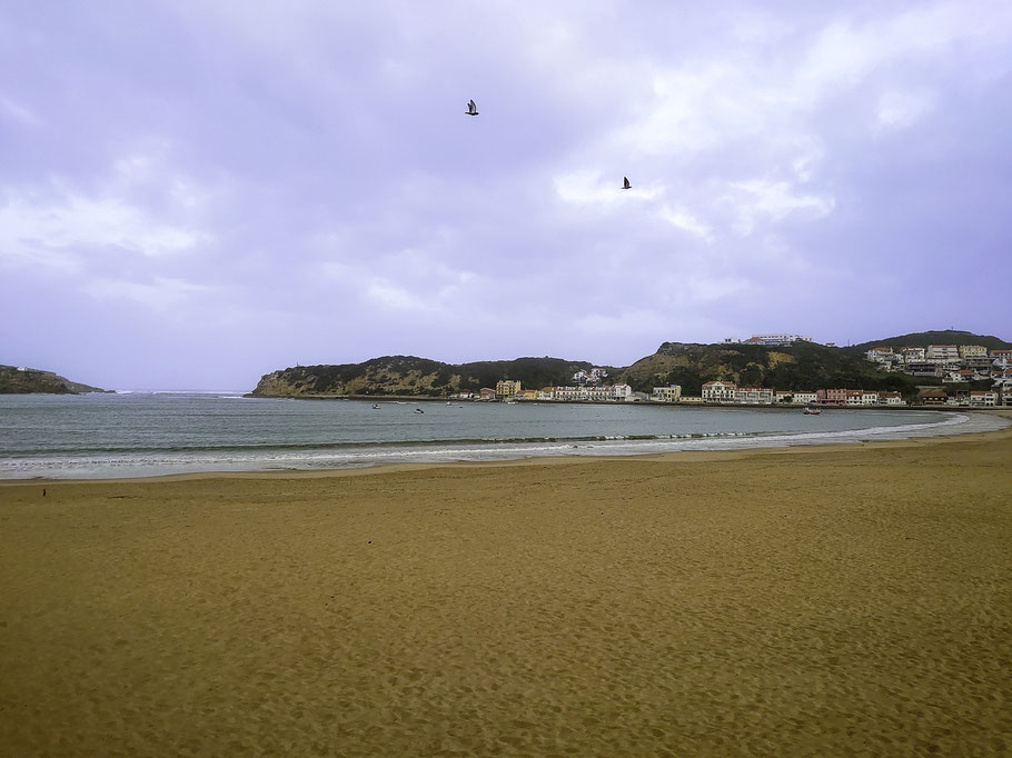 Bild: Bucht vor dem Ort São Martinho do Porto in Portugal
