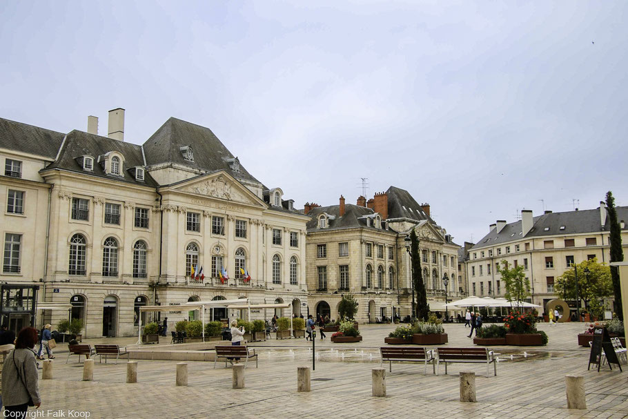 Bild: Place du Martroi auf dem auch das Denkmal von Jeanne d´Arc steht in Orléans