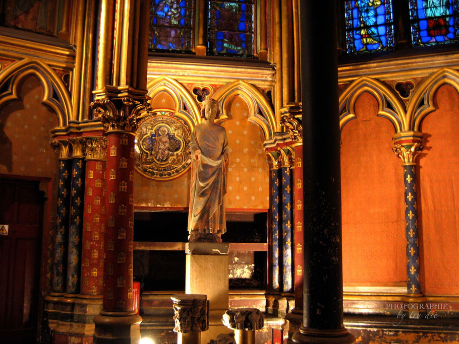 Bild: Statue von König Ludwig IX. in der Unterkirche von Sainte-Chapelle in Paris 