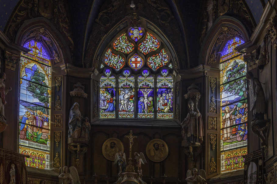 Bild: Die Buntglasfenster im Chor der Église Saint-Sauveur in Le Faou, Bretagne