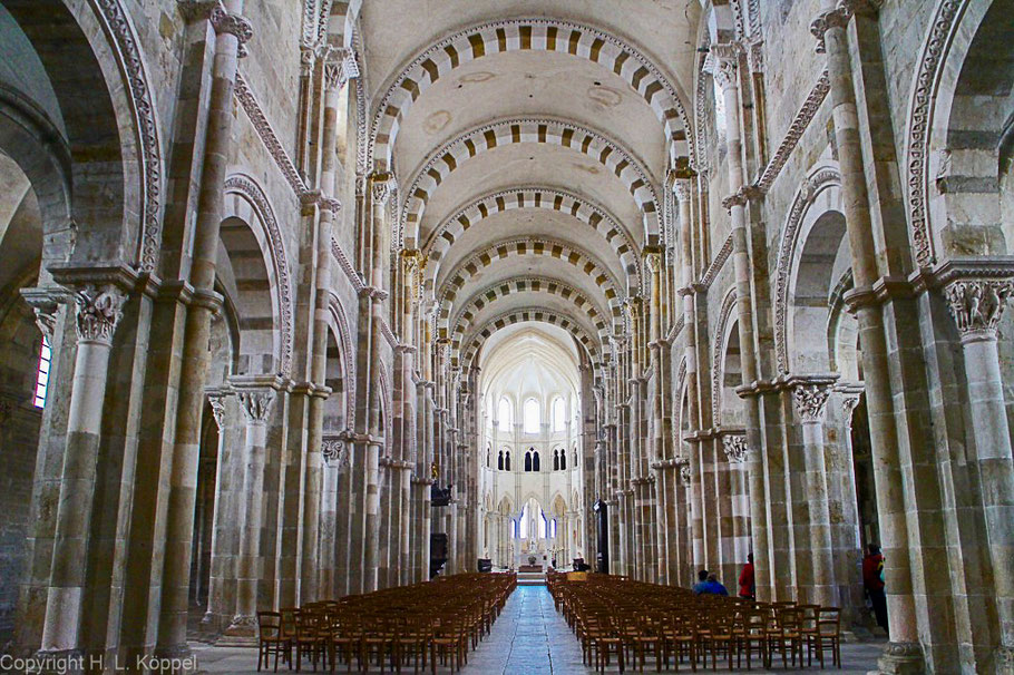 Bild: Im Innern der Basilika Sainte-Marie-Madeleine in Vézelay