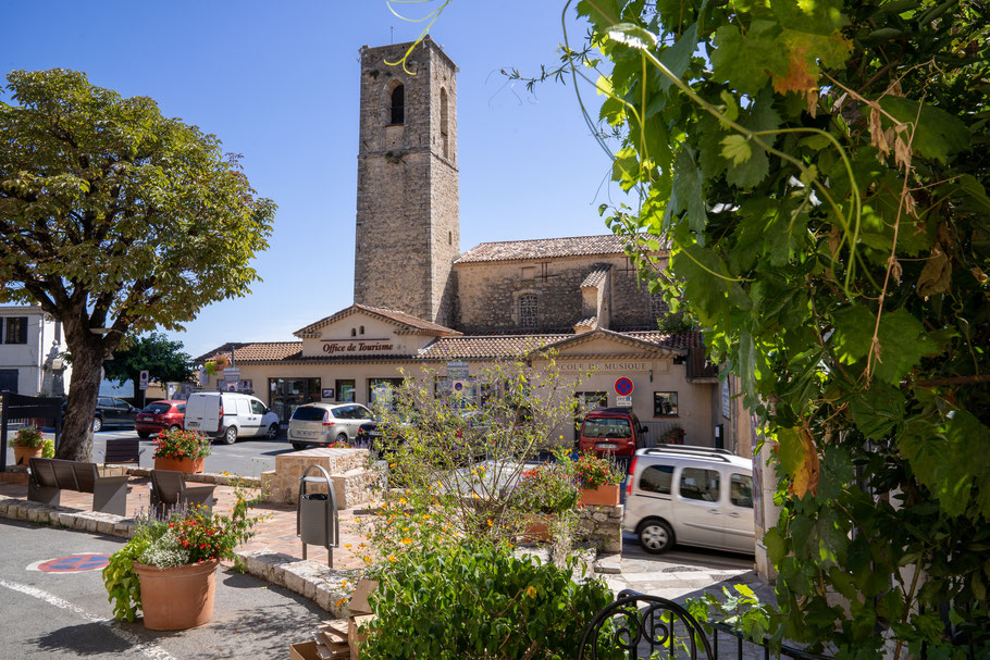 Bild: Fayence hier Blick auf Office de Tourisme und die Kirche Saint-Jean Baptiste